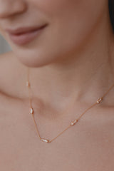 Muse | Zarte Halskette mit Süßwasserperlen und Baguette-Schliff Kristallen