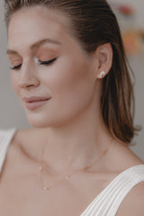 Muse | Zarte Halskette mit Süßwasserperlen und Baguette-Schliff Kristallen