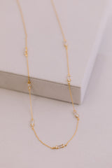 Muse | Zarte Halskette mit Süßwasserperlen und Baguette-Schliff Kristallen