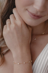 Muse | Zartes Armband mit Süßwasserperlen und Baguette-Schliff Kristallen