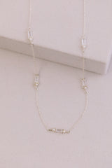 Muse | Zarte Halskette mit Süßwasserperlen und Baguette-Schliff Kristallen