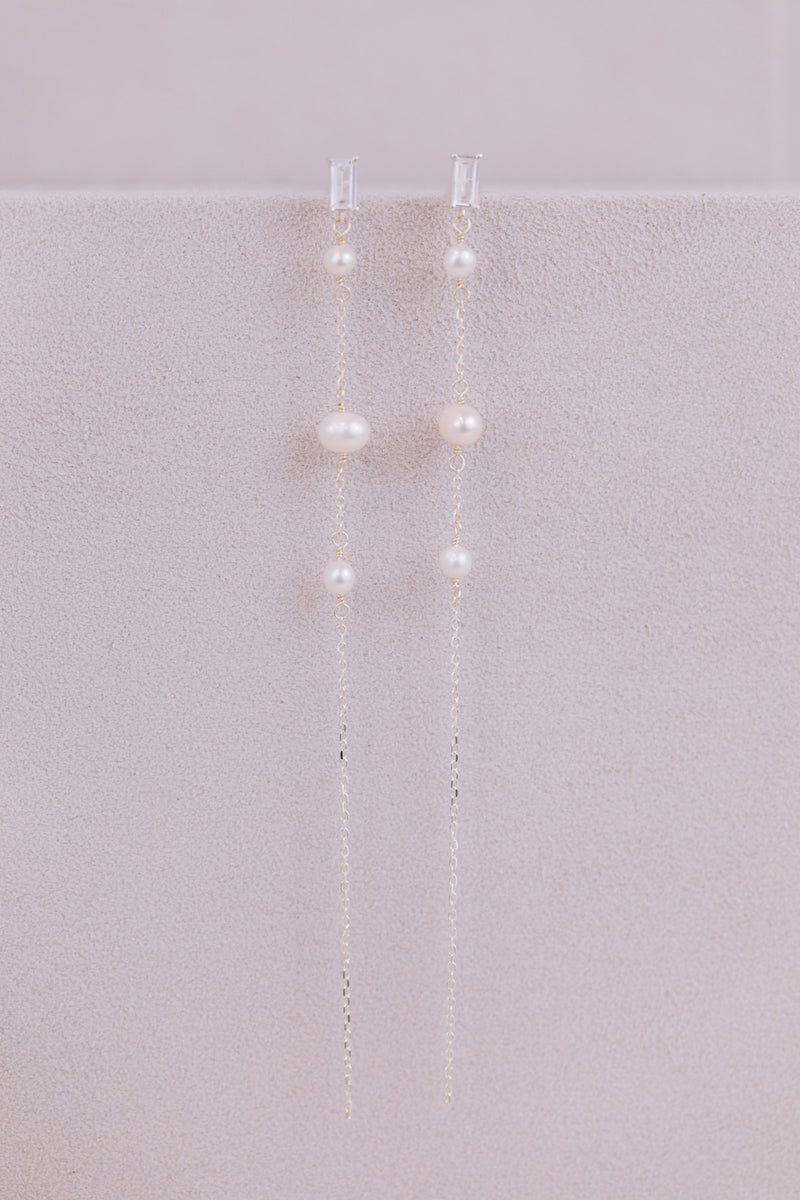 Portrait | Lange zierliche Perlen-Ohrhänger mit Kristallstecker