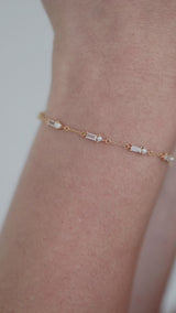 Muse | Zartes Armband mit Süßwasserperlen und Baguette-Schliff Kristallen