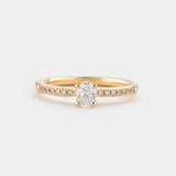 Ring AURA Oval von JUVELAN in Gelbgold, Frontalansicht – ovaler Diamant in Vier-Krappen-Fassung mit seitlichem Diamantbesatz auf der Ringschiene