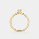 Ring AURA Oval in Gelbgold im Profil – niedrige Vier-Krappen-Fassung über der mit Diamanten besetzten Ringschiene