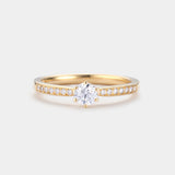 Ring AURA Rund von JUVELAN in Gelbgold, Frontalansicht – runder Diamant in Sechs-Krappen-Fassung mit seitlichem Diamantbesatz auf der Ringschiene