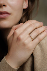 Ring AURA Rund von JUVELAN in Gelbgold an der Hand getragen – runder Brillant mit feinem Diamantbesatz auf der Ringschiene, Hand auf der Schulter