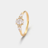 Ring DAWN in Gelbgold, Schrägansicht – ovaler Mittelstein mit Tropfen- und Brillant-Seitensteinen auf schmaler, runder Ringschiene