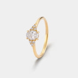 Ring ECLIPSE Oval in Gelbgold, Schrägansicht – ovaler Mittelstein mit kleinen Diamantgruppen auf schmaler, runder Ringschiene