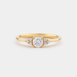 Ring ECLIPSE Rund von JUVELAN in Gelbgold, Frontalansicht – Solitär mit Seitensteinen: runder Brillant in Vier-Krappen-Fassung, flankiert von je drei kleinen Diamanten