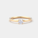 Ring EMBER Rund von JUVELAN in Gelbgold, Frontalansicht – runder Diamant im Brillantschliff in hoher Vier-Krappen-Fassung