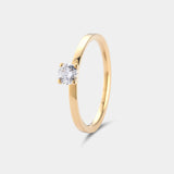 Ring EMBER Rund in Gelbgold, Schrägansicht – erhöht gefasster Brillant auf schmaler, flacher Ringschiene