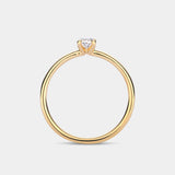 Ring NOVA Oval in Gelbgold im Profil – die niedrige Vier-Krappen-Fassung setzt den ovalen Diamanten nah an die Ringschiene