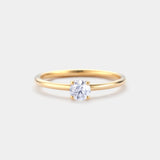 Ring NOVA Rund von JUVELAN in Gelbgold, Frontalansicht – Solitärring mit rundem Diamanten im Brillantschliff in klassischer Vier-Krappen-Fassung auf zarter Ringschiene