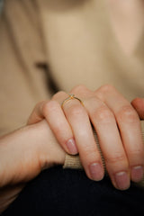 Ring NOVA Rund in Gelbgold am Finger, Nahaufnahme – runder Brillant in Vier-Krappen-Fassung auf zarter Ringschiene