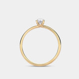 Ring NOVA Rund in Gelbgold im Profil – die Vier-Krappen-Fassung hebt den runden Diamanten über die schmale Ringschiene