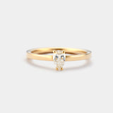 Ring VEGA von JUVELAN in Gelbgold, Frontalansicht – Diamant im Tropfenschliff (Pear Cut) in hoher Vier-Krappen-Fassung