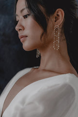 Aurelia | Zarte Statement Perlenohrringe mit Kristallstecker