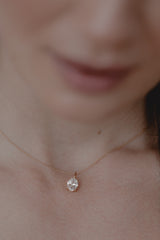 Hazel | Halskette mit ovalem Kristall-Anhänger