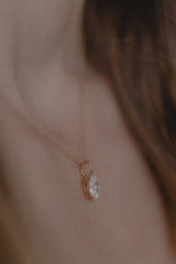 Hazel | Halskette mit ovalem Kristall-Anhänger