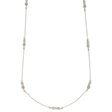Muse | Zarte Halskette mit Süßwasserperlen und Baguette-Schliff Kristallen