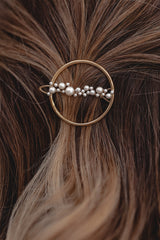 Companion | Moderner Runder Haarclip mit Süßwasserperlen