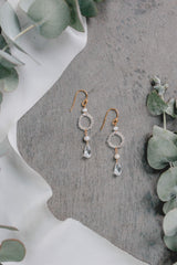 Bei diesem Schmuckstück stehen alle einzelnen Elemente für sich – und ergeben dabei durch ihre Verbundenheit ein einzigartiges Gesamtkunstwerk. Mit seiner aufgeräumt-klaren und puristischen Silhouette unterstreicht dieser Ohrschmuck mühelos die natürliche Schönheit jeder modernen Braut und passt ebenso gut zu femininen Brautkleidern wie zu weißen Etuikleidern und Hosenanzügen.