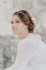 Bei diesem Schmuckstück stehen alle einzelnen Elemente für sich – und ergeben dabei durch ihre Verbundenheit ein einzigartiges Gesamtkunstwerk. Mit seiner aufgeräumt-klaren und puristischen Silhouette unterstreicht dieser Ohrschmuck mühelos die natürliche Schönheit jeder modernen Braut und passt ebenso gut zu femininen Brautkleidern wie zu weißen Etuikleidern und Hosenanzügen.