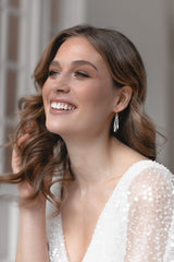 APHRODITE | Moderne Brautschmuck-Ohrringe mit Kristallanhänger