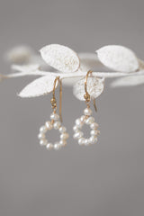 CIRCLE OF LOVE | Kleine Brautschmuck-Perlenohrringe
