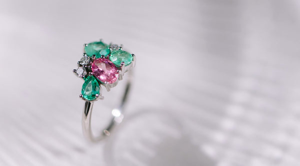 Emotionale Edelstein-Sinfonie: Maßgefertigter Weißgold-Ring mit Smaragden, Turmalin und Brillanten