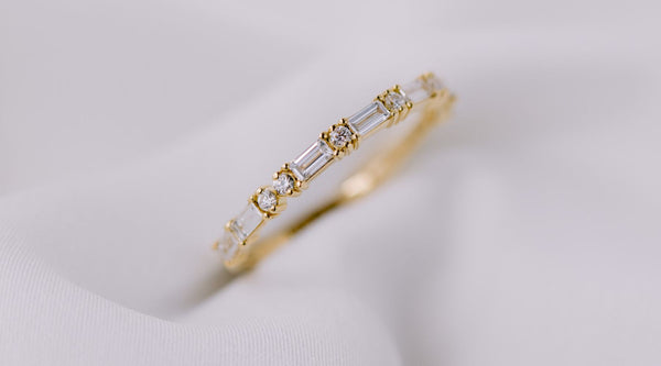 Maßgefertigter Goldring aus 750er-Gelbgold mit Diamanten im Morse-Code – Erinnerungsschmuck von JUVELAN für einen geliebten Hund.