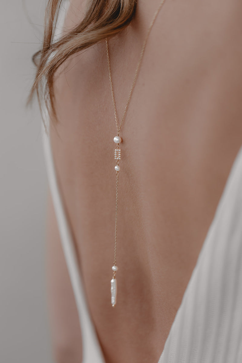 High Art | Zarte Rückenkette mit Perlen und Kristallelement
