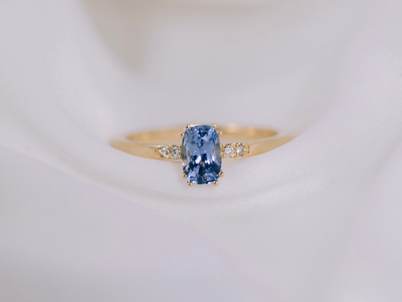 Goldener Verlobungsring mit Blauem Saphir und Diamanten 