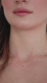 Muse | Zarte Halskette mit Süßwasserperlen und Baguette-Schliff Kristallen