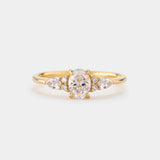 Ring DAWN von JUVELAN in Gelbgold, Frontalansicht – ovaler Diamant in Vier-Krappen-Fassung mit vier kleinen Brillanten und zwei tropfenförmigen Seitensteinen