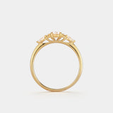 Ring DAWN in Gelbgold im Profil – niedrige Fassung, flach am Finger getragen