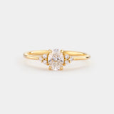 Ring ECLIPSE Oval von JUVELAN in Gelbgold, Frontalansicht – Solitär mit Seitensteinen: ovaler Diamant in Vier-Krappen-Fassung, flankiert von je drei kleinen Diamanten