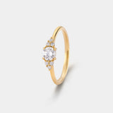 Ring ECLIPSE Rund in Gelbgold, Schrägansicht – Mittelstein mit kleinen Diamantgruppen auf schmaler, runder Ringschiene