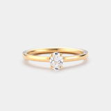 Ring EMBER Oval von JUVELAN in Gelbgold, Frontalansicht – ovaler Diamant in hoher Vier-Krappen-Fassung