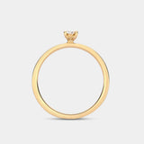 Ring EMBER Oval in Gelbgold im Profil – die hohe Fassung lässt Platz für einen Ehering direkt darunter