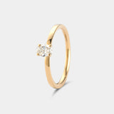 Ring EMBER Oval in Gelbgold, Schrägansicht – erhöht gefasster ovaler Diamant auf schmaler, flacher Ringschiene