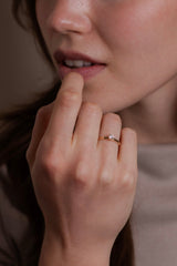 Ring EMBER Rund von JUVELAN in Gelbgold an der Hand getragen – runder Brillant in hoher Vier-Krappen-Fassung auf schmaler, glatter Ringschiene