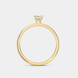 Ring EMBER Rund in Gelbgold im Profil – die hohe Fassung lässt Platz für einen Ehering direkt darunter