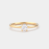 Ring NOVA Oval von JUVELAN in Gelbgold, Frontalansicht – Solitärring mit ovalem Diamanten in klassischer Vier-Krappen-Fassung auf zarter Ringschiene