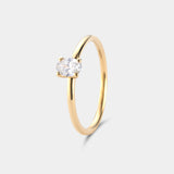 Ring NOVA Oval in Gelbgold, Schrägansicht – quer gefasster ovaler Diamant-Solitär auf schmaler Ringschiene, Verlobungsring von JUVELAN