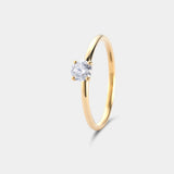 Ring NOVA Rund in Gelbgold, Schrägansicht – runder Diamant-Solitär auf zarter Ringschiene, Verlobungsring von JUVELAN