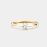 Ring SOL von JUVELAN in Gelbgold, Frontalansicht – Solitärring mit rundem Diamanten im Brillantschliff in Sechs-Krappen-Fassung