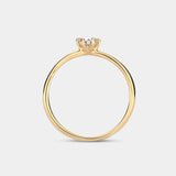 Ring SOL in Gelbgold im Profil – die niedrige Sechs-Krappen-Fassung hält den Brillanten nah an der schmalen Ringschiene