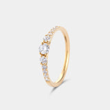 Ring TIDE in Gelbgold, Schrägansicht – drei Brillanten in Krappenfassung, flankiert von kleinen Diamanten